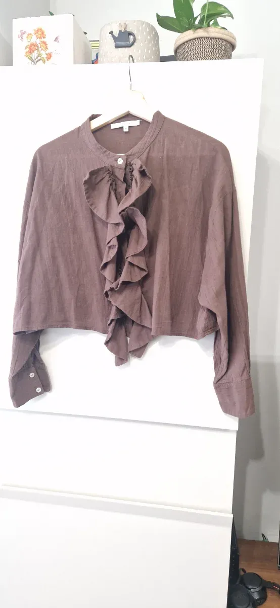 Camisa marrón con volantes