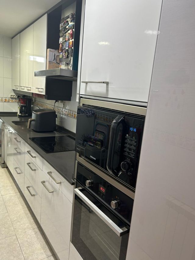 Cocina completa blanca y negra