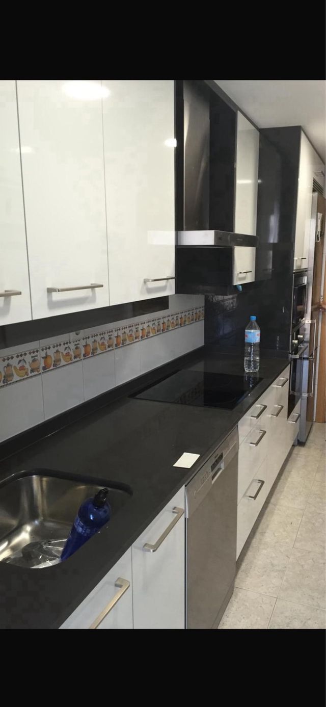 Cocina completa blanca y negra