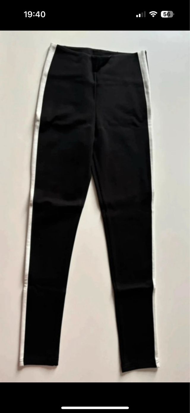 Leggings Stradivarius negros con raya blanca