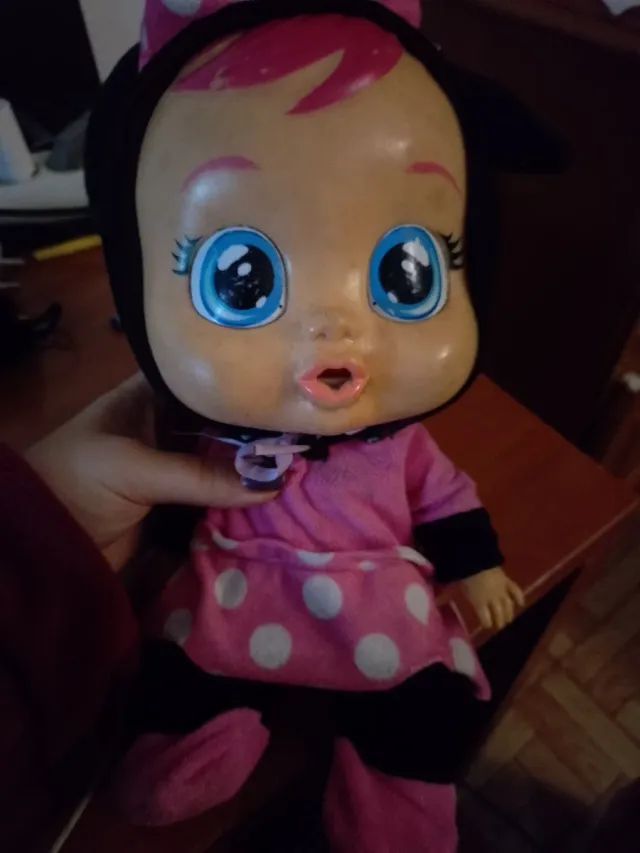 Muñeca Cry Babies con vestido de lunares