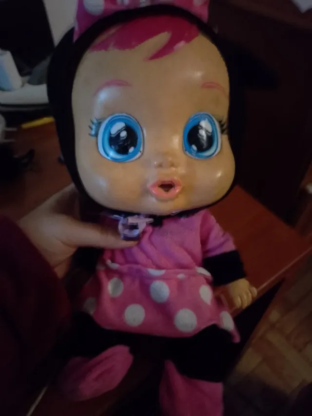 Muñeca Cry Babies con vestido de lunares