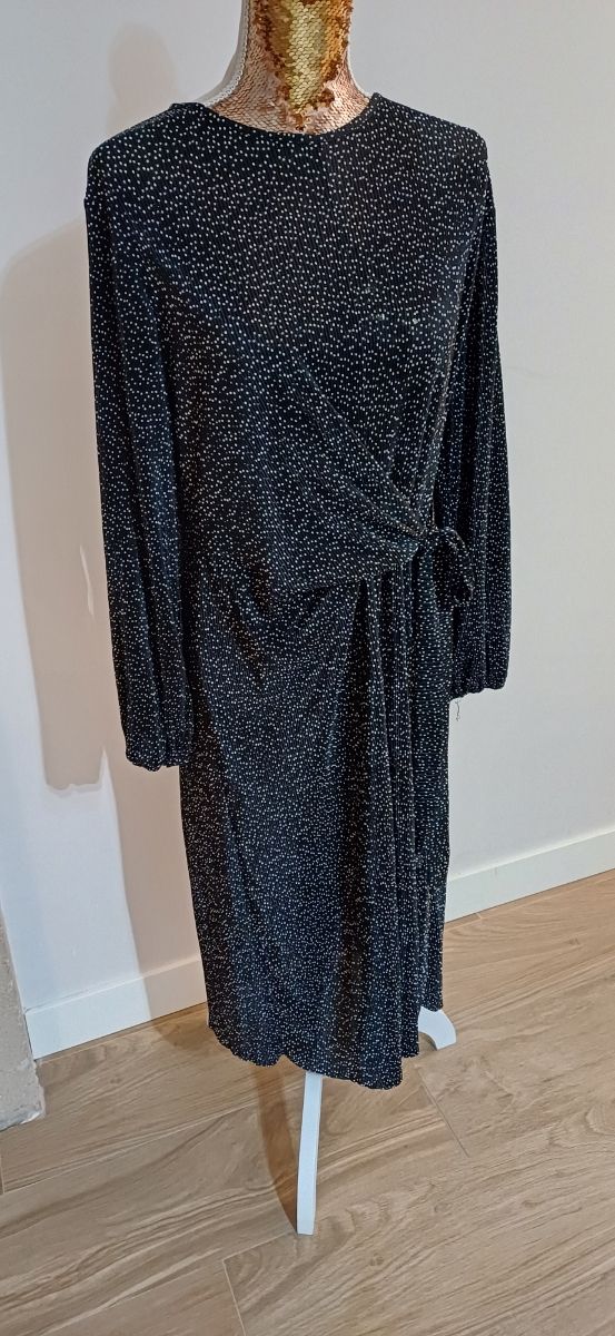 Vestido negro Zara con puntos blancos