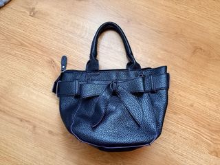 Bolso negro con lazo