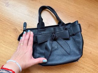 Bolso negro con lazo