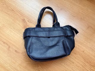 Bolso negro con lazo