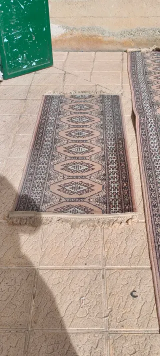 Tappeti da corridoio beige e grigi