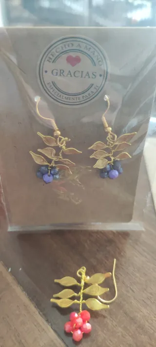 Pendientes Hojas Doradas con Flores Rojas