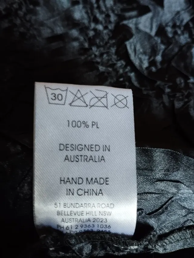 Elegante vestido negro con apliques