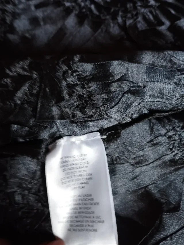 Elegante vestido negro con apliques