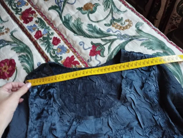 Elegante vestido negro con apliques