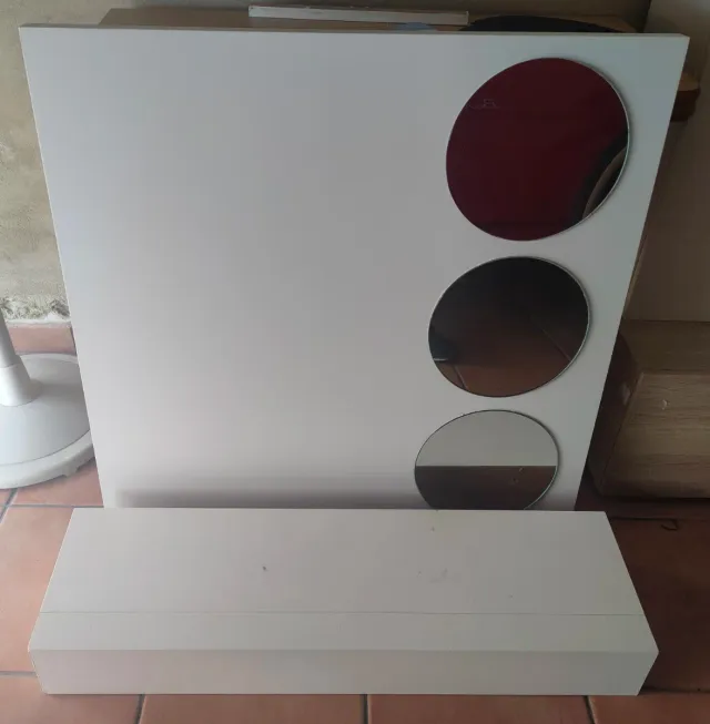 Mueble recibidor blanco con detalles circulares