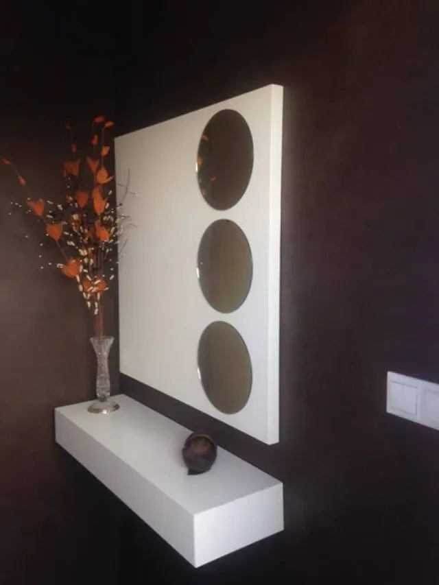 Mueble recibidor blanco con detalles circulares