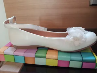 Zapatos niña blancos con flores