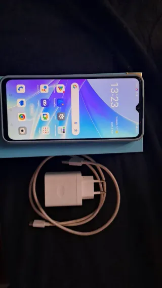 Oppo A57s con caricatore