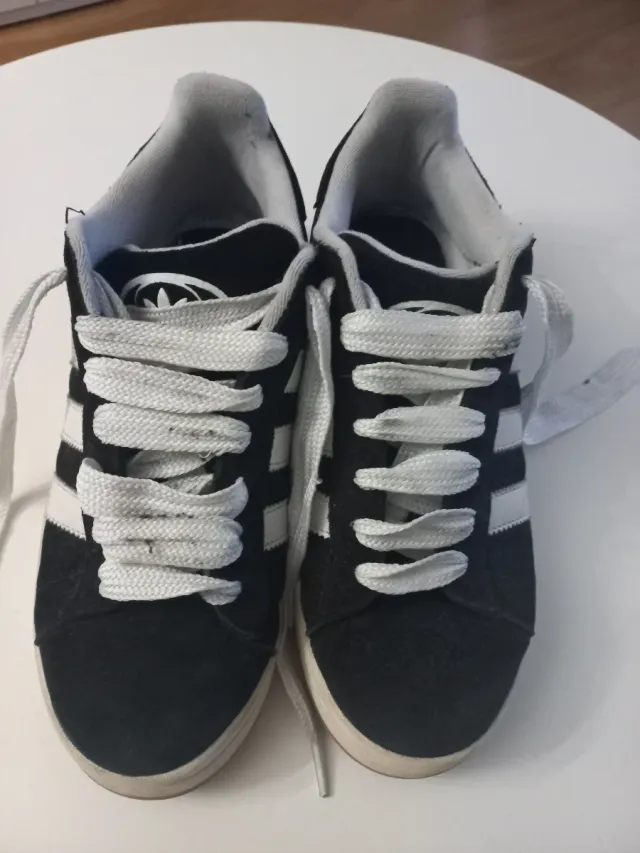 Zapatillas Adidas Negras y Blancas