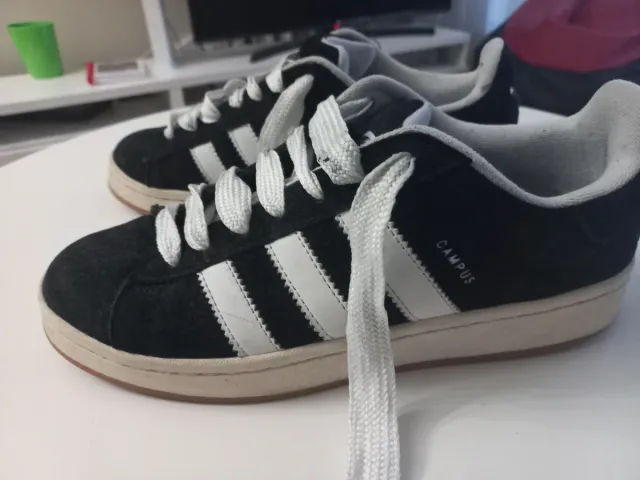 Zapatillas Adidas Negras y Blancas