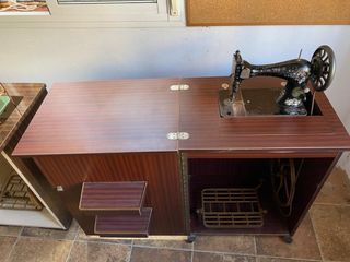 Máquina de coser antigua con mueble