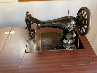 Máquina de coser antigua con mueble