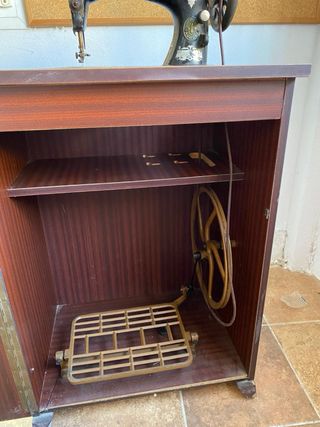 Máquina de coser antigua con mueble