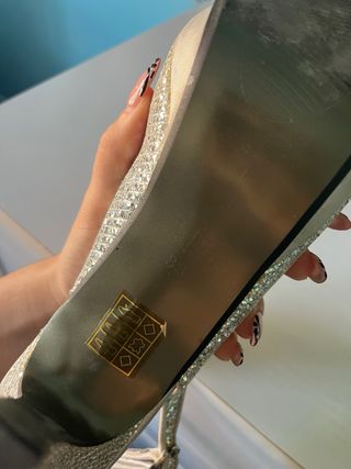 Tacones plateados brillantes 