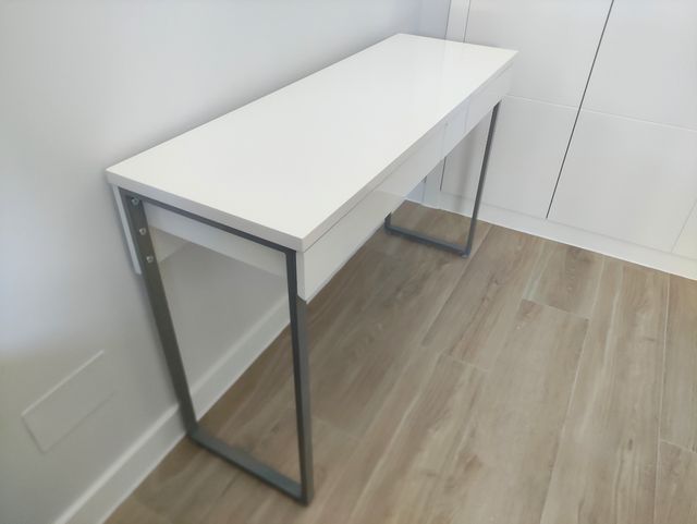 Escritorio blanco con cajones