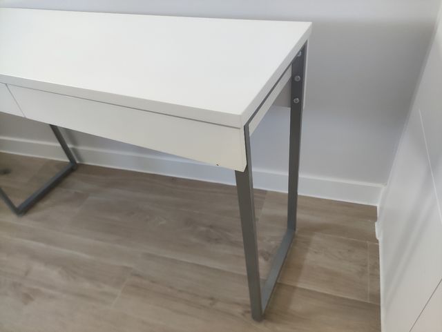 Escritorio blanco con cajones