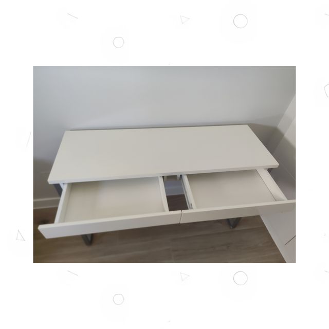 Escritorio blanco con cajones