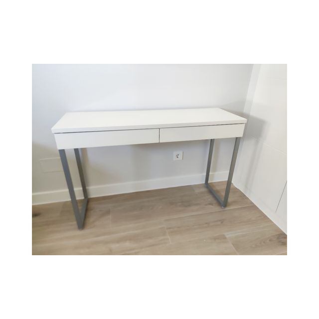 Escritorio blanco con cajones