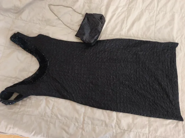 Vestido negro con pedrería y bolso