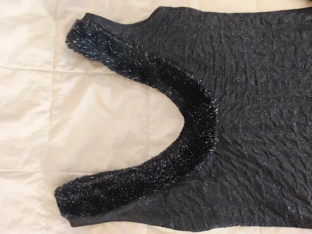 Vestido negro con pedrería y bolso