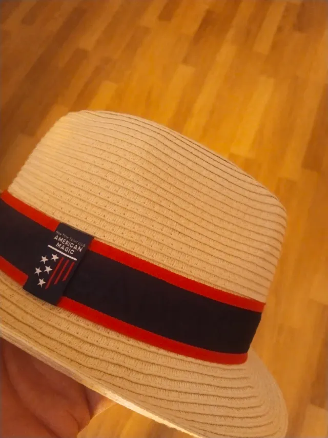 Sombrero American Magic Beige y Rojo.
