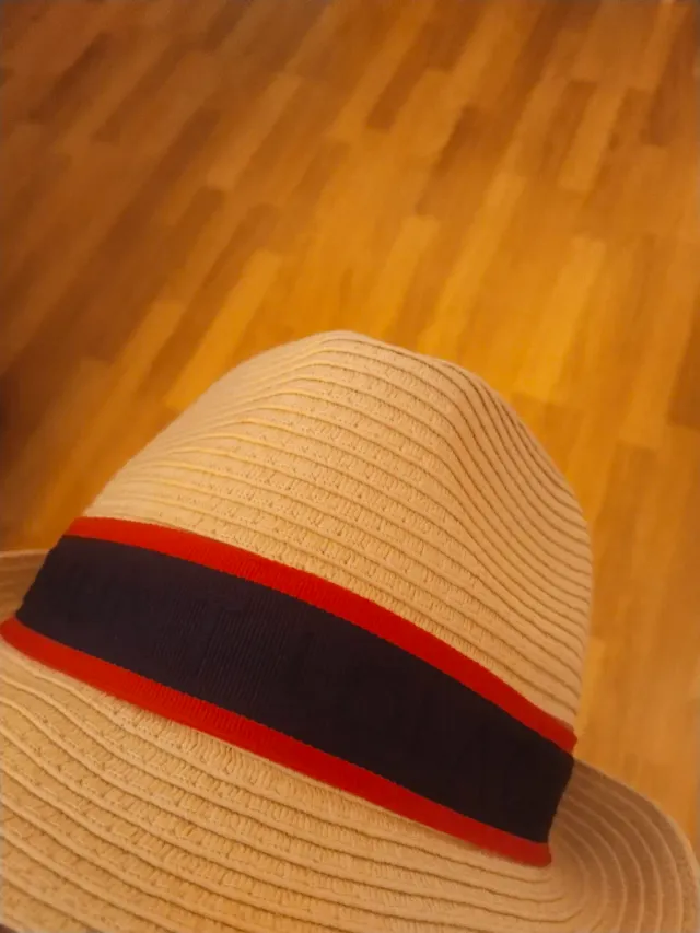 Sombrero American Magic Beige y Rojo.