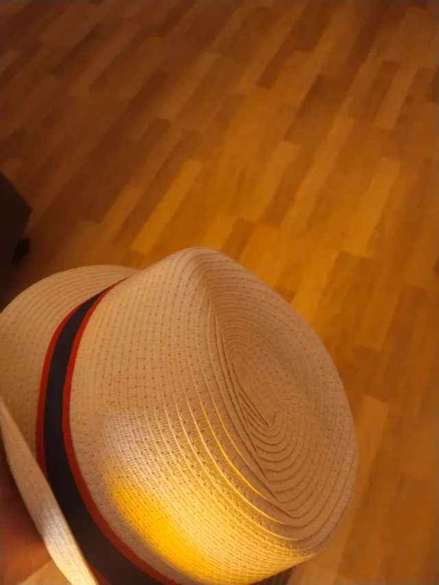 Sombrero American Magic Beige y Rojo.