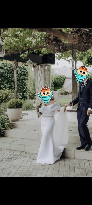 Vestido de novia corte sirena con cola y velo