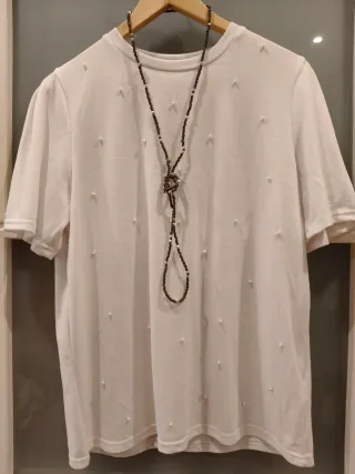 Camiseta blanca con perlas