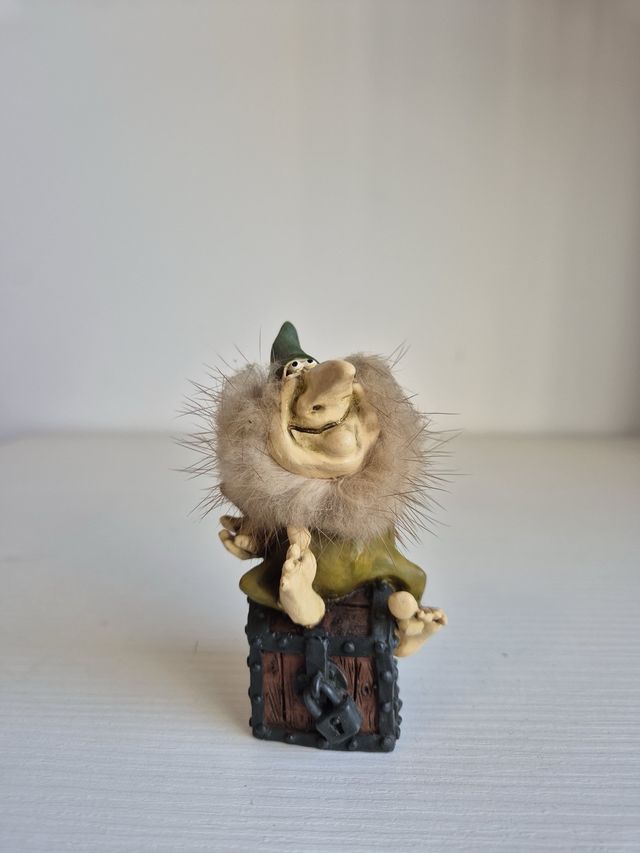 Piccolo folletto su scrigno