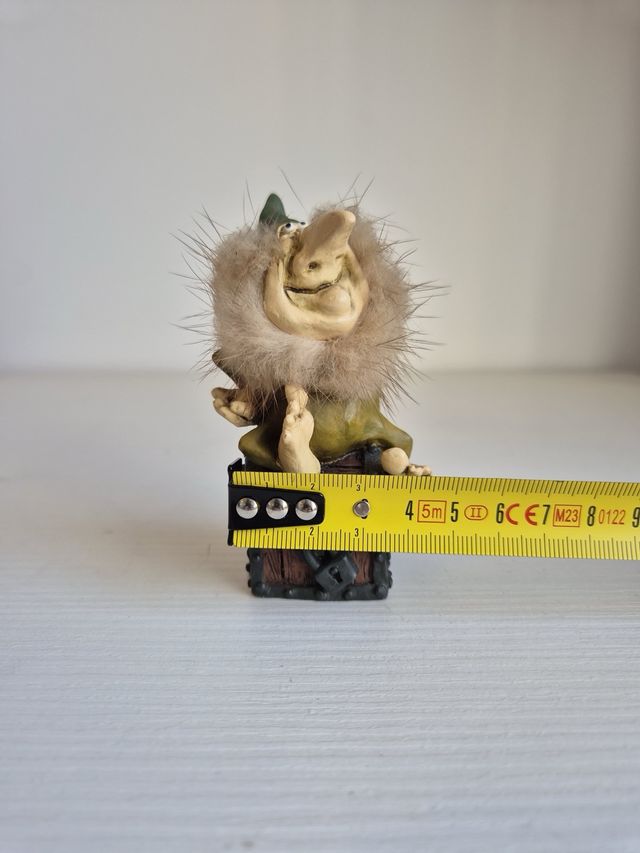 Piccolo folletto su scrigno