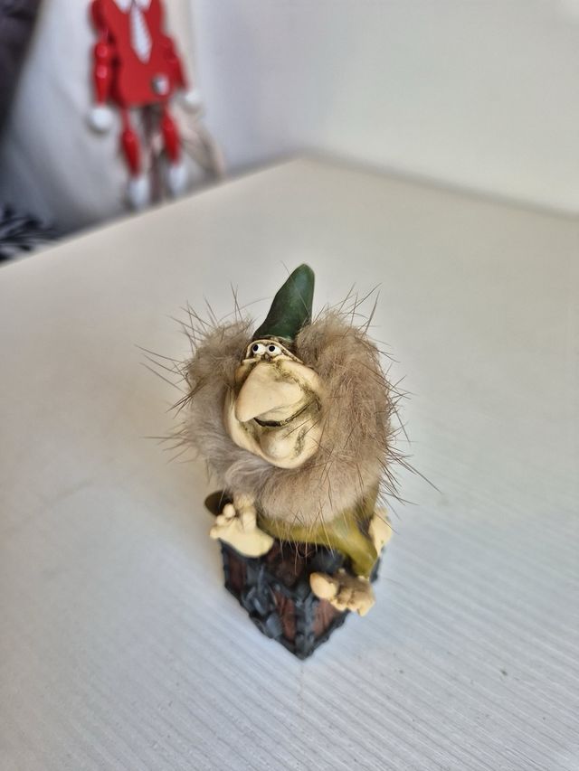 Piccolo folletto su scrigno