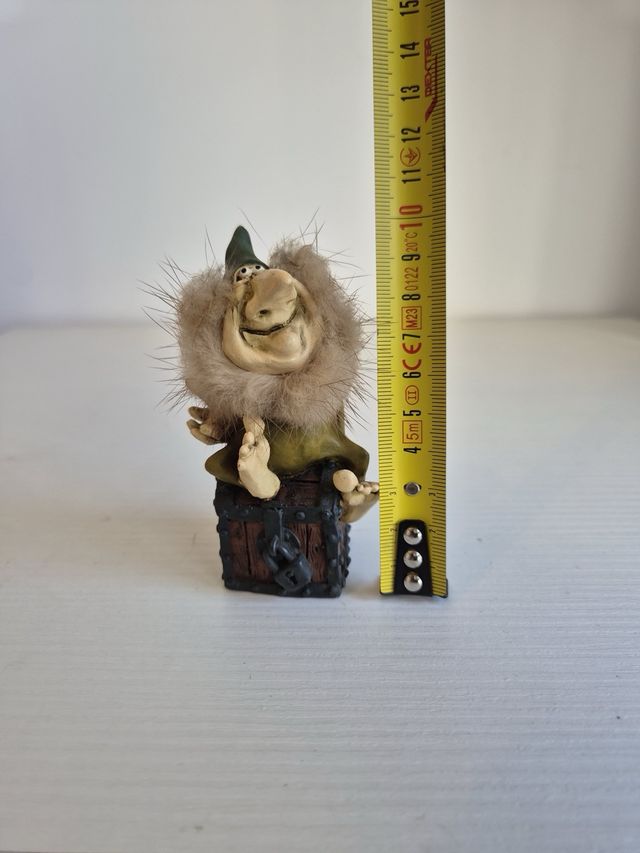 Piccolo folletto su scrigno