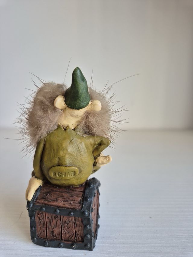 Piccolo folletto su scrigno