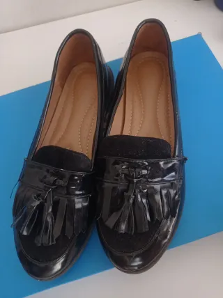 Zapatos negros con flecos y suela cómoda