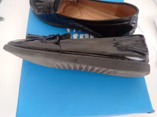 Zapatos negros con flecos y suela cómoda