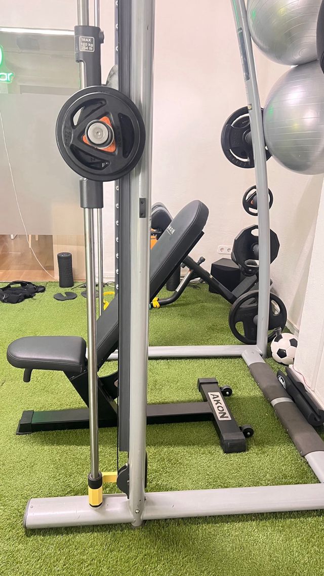 Rack Guiado Technogym + Banco Akon