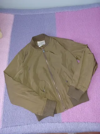 Cazadora Bomber Verde Oliva.
Talla como una 34.
