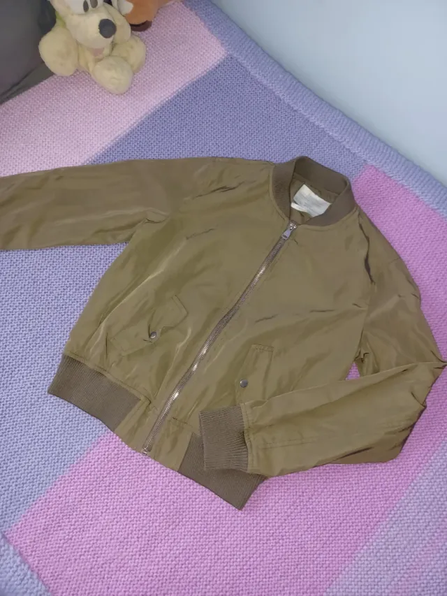 Cazadora Bomber Verde Oliva.
Talla como una 34.