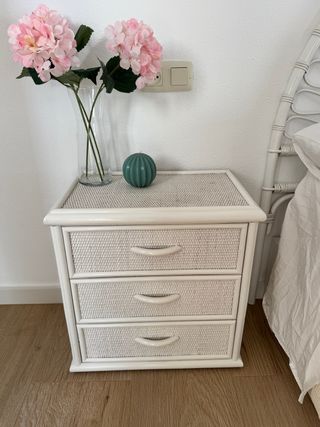Comodino in vimini bianco con 3 cassetti