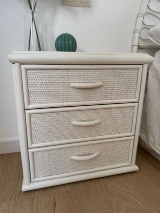 Comodino in vimini bianco con 3 cassetti