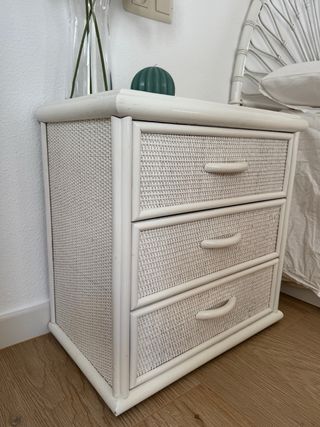 Comodino in vimini bianco con 3 cassetti
