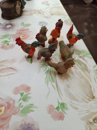 Figuras de belén de gallinas